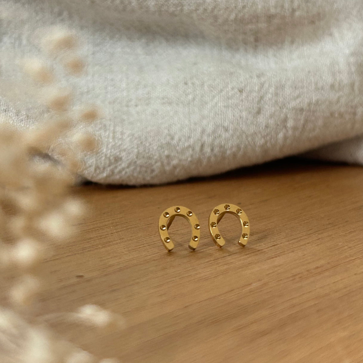 MOLY horseshoe earrings in gold – equestrian jewelry by Ekkivibes