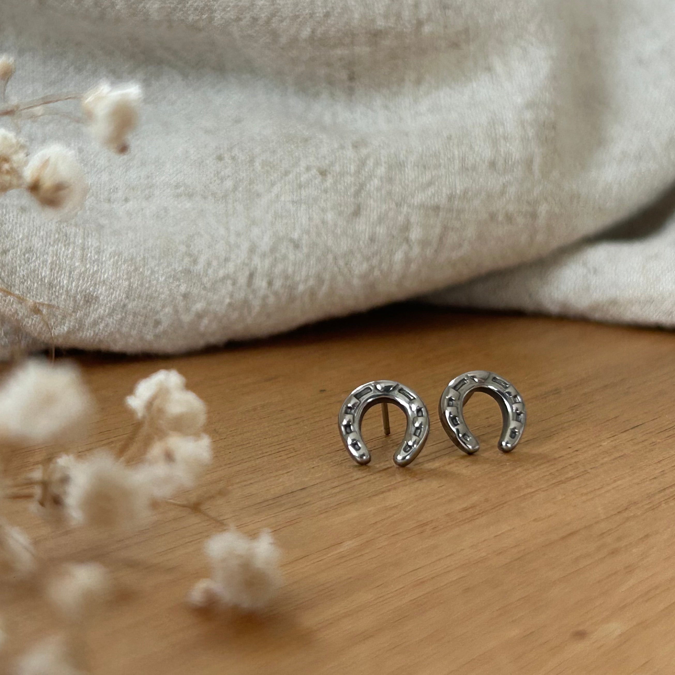 ANDY silver horseshoe stud earrings in stainless steel – equestrian jewelry by Ekkivibes