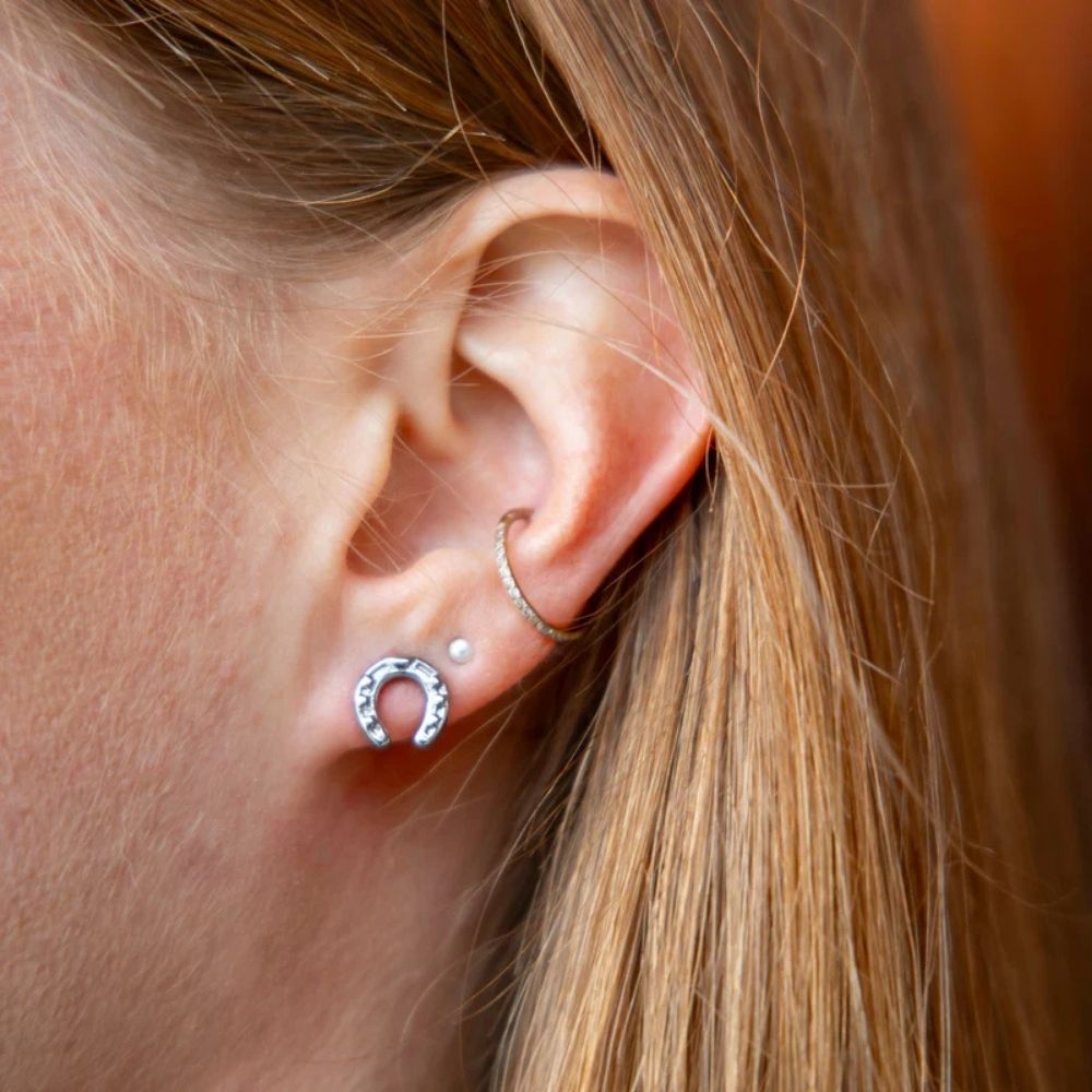 Woman wearing ANDY silver horseshoe earrings – equestrian jewelry by Ekkivibes