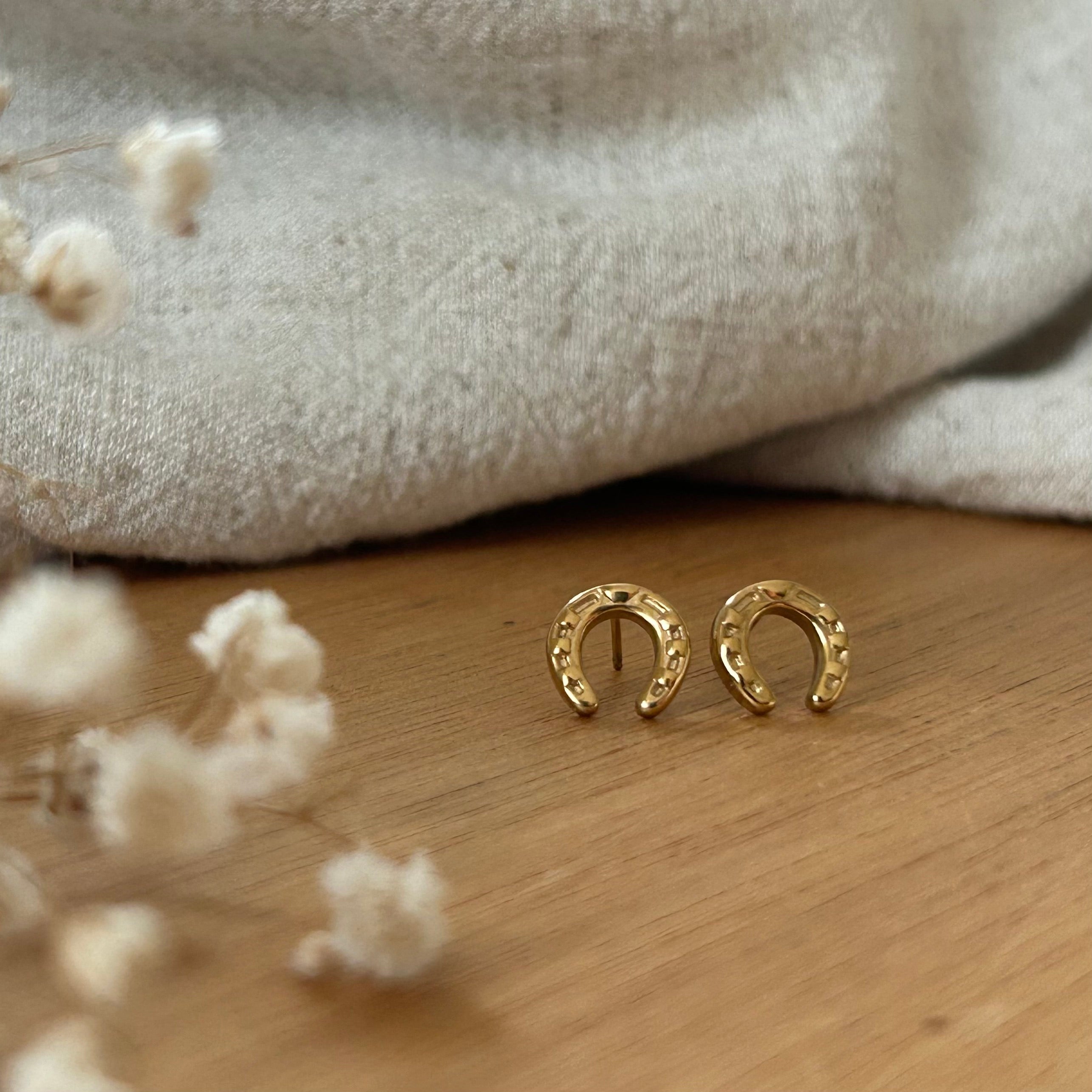 ANDY gold-plated horseshoe stud earrings – equestrian jewelry by Ekkivibes